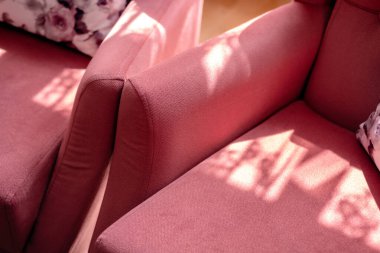 Güneş ışığı altında klasik mobilya, huzurlu ev konsepti. Arkaplan, şablon, güneş ışığı, boşluk, tasarım.