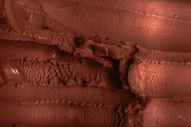 Çikolatalı dondurma yüzeyi. Üst Manzara. Dondurmayı yukarıdan kapat. Kaşındıran kaşık dokusu..