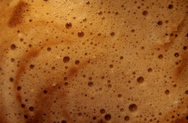 Kahve köpükleri. Kahve köpüğü dokusu ve arka plan. Üst görünüm.