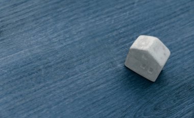 Beton oyuncak evi, kapatın. Üst Manzara. Koyu mavi ormanda çapa.