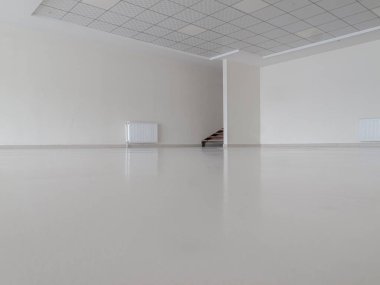Boş ofis alanı. ücretsiz yerleşim. Mobilyasız. Onarımlar hazır. Kimse yok..