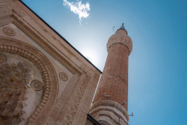Esrefoğlu Camii 'nin minare ve kapısı. Büyük taş oymacılığı. Beysehir Türkiye.