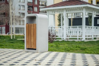 Minyatür süs ağacı. Arka planda süs ağacı. Çiçekler Çayırında Taze Gün.