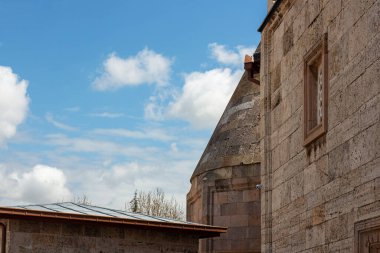 Gökyüzü bulutlu Esrefoğlu Camii namaz salonu. Beysehir, Konya, Türkiye, Ortadoğu.