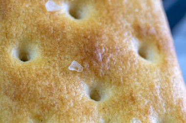 Krakerin üzerinde tuz kristali, makro fotoğraf. Endüstriyel Gıda.