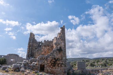 Taş duvarların kalıntılarının manzarası, Roma 'nın ilk dönemleri. Anadolu 'daki arkeolojik alanlar.