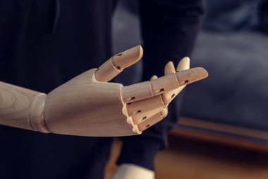 Tahta kukla el. Bir jest. Güzel konuşmaydı. Dolaylı açıklama.