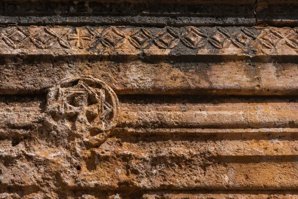 Zbliżenie Kamiennego Krzyża Rozbitej Ścianie Starzy Chrześcijanie Krzyżują Symbole Kościół — Zdjęcie stockowe