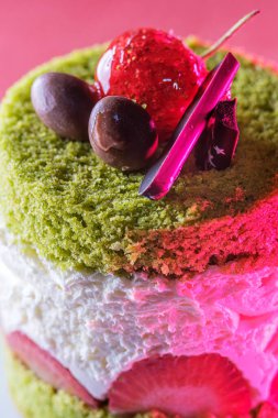 Taze şam fıstıklı kekin iştah açıcı dekorasyonu. Renkli ışıklarla aydınlatılmış. Yakın çekim..