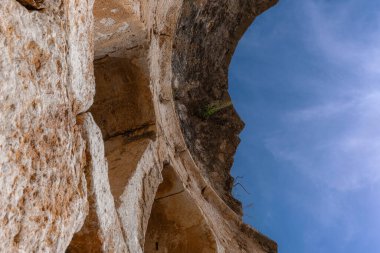 Kilisenin tarihi kubbesini içeriden yok etti. Mersin, Türkiye. 