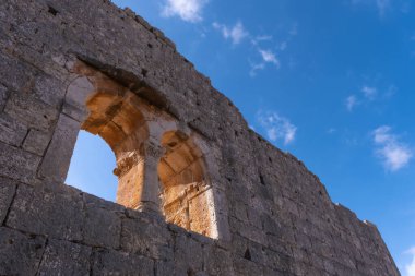 Türkiye 'nin Mersin ilçesindeki tarihi Cambazli Kilisesi' nden pencere ve kemer ayrıntıları.