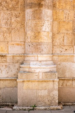 Tarihi binanın duvarında sütun detayları var. Barok tarzında yapılmış tarihi bir anıt. Mimari detay arkaplanı.