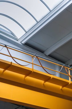 Fabrikanın çatısına vinç veri bankası asılıyor. Vinçli endüstriyel fabrika. Modern endüstriyel tasarım sergileniyor. Ve minimalist estetik..