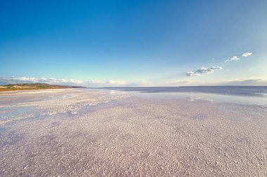 Salt Lake manzarası. Büyük boş doğa alanı. Ufkun üzerinde birkaç bulut. Doğal tuz mineral kaynağı