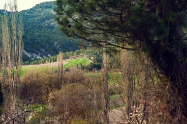 Kaosun hakim olduğu engebeli coğrafi arazinin harika bir manzarası. Yüzeyin derinliğinin fotoğrafçılığı.