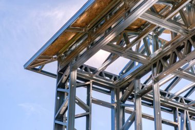 Bir yerleşim yerindeki metal inşaat detayları. İnşaat alanında arka planda ceset yok. Endüstriyel inşaat elementleri gösteriliyor.