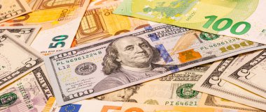 Çeşitli uluslararası para birimlerinin yayılması, Amerikan dolarları ve Euro 'ları içeriyor. Küresel kağıt parasının çeşitliliğini gösteren farklı mezhepleri vurgular.