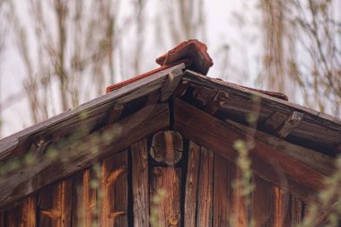 Kırsal ahşap çatı, doğal dokular ve eski ahşap. Geleneksel mimari sergilenen yıpranmış kereste ve klasik cazibe sakin bir açık hava ortamında.