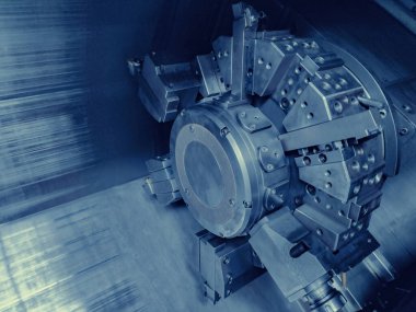 CNC Makine Cihazı devrede. Yüksek teknolojili bir CNC makine alet kulesinin yakın görüntüsü. Endüstriyel ve mühendislik bağlamlarında gelişmiş teknolojiyi resmetmek için ideal.