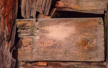 Kırsal dokuları olan eski ahşap kalaslara yakın çekim. Yıpranmış ahşap, zengin tahıllar ve kaliteli karakterler gösteriyor. Arkaplan veya tasarım projeleri.