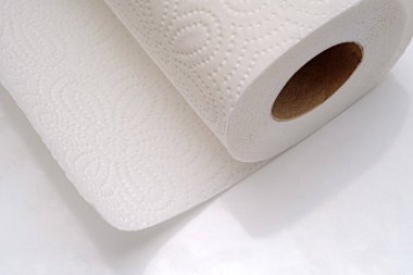 Tek kullanımlık mutfak havlusunun yakın çekim görüntüsü. Havlu rulosu desenli yüzey ve karton çekirdekli. Seçici odak.