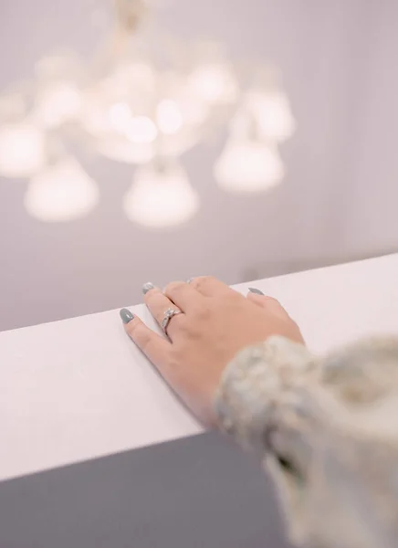 Gelin ve damat elleri yüzüklerle el ele tutuşmuş.