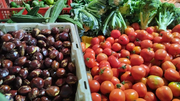 Pazarda organik sebzeler