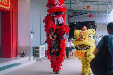 Çin Yeni Yılı boyunca aslan dansı gösterisi 