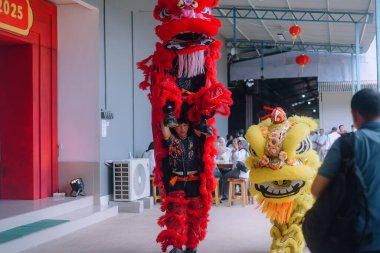 Çin Yeni Yılı boyunca aslan dansı gösterisi 