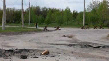 Kharkiv, Kharkov bölgesi, Rogan, Ukrayna - 05.10.2022: Bu video Rus saldırısından kaynaklanan bir roket saldırısının sonrasını gösteriyor. Yol harabe, ama yıkımın ortasında, arabalar...