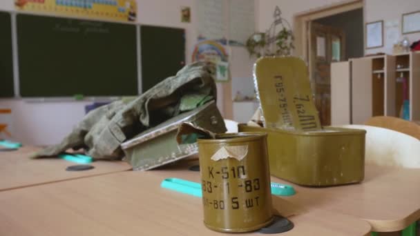 Beroep Relikwieën Gebruikte Cans Van Het Russische Leger Het Schoolkabinet — Stockvideo
