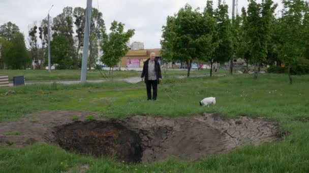 Kharkiv Ucrânia 2022 Homem Passeia Com Seu Cachorro Consequências Das — Vídeo de Stock