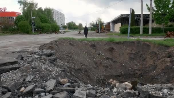 Kharkiv Ucrania 2022 Hombre Pasea Perro Las Consecuencias Las Explosiones — Vídeos de Stock