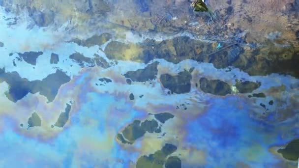 Catástrofe Ecológica Derrame Petróleo Agua Del Río Con Coloridas Manchas — Vídeo de stock