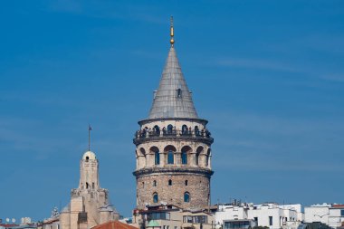 Karaköy İskelesi feribotunun Galata Köprüsü 'nün doğusundaki Golden Horn' a inişinin panoramik görüntüsü.