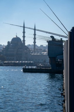 Karaköy İskelesi feribotunun Galata Köprüsü 'nün doğusundaki Golden Horn' a inişinin panoramik görüntüsü.