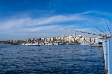 Karaköy İskelesi feribotunun Galata Köprüsü 'nün doğusundaki Golden Horn' a inişinin panoramik görüntüsü.