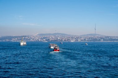 İstanbul şehri İstanbul Boğazı 'ndaki Su Taşımacılığını gösteriyor.