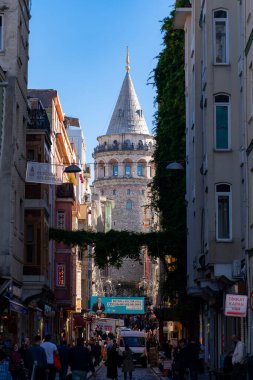 Gündüzleri Eminn Limanı 'nda Galata kulesi. İstanbul 'un bir kısmının şehir manzarası. İstanbul 'un en çok ziyaret edilen yerlerinden biri.