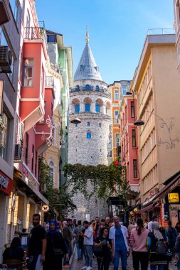 Gündüzleri Eminn Limanı 'nda Galata kulesi. İstanbul 'un bir kısmının şehir manzarası. İstanbul 'un en çok ziyaret edilen yerlerinden biri.