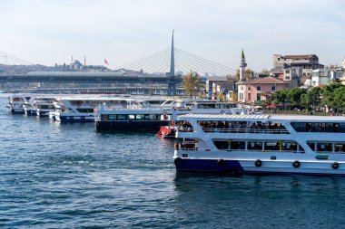 Feribot terminali Karaköy, Turyol Galata Köprüsü 'nün yanında Boğaz' ı geçmenin en hızlı yolu.