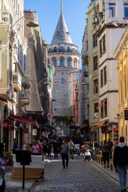 Gündüzleri Eminn Limanı 'nda Galata kulesi. İstanbul 'un bir kısmının şehir manzarası. İstanbul 'un en çok ziyaret edilen yerlerinden biri.