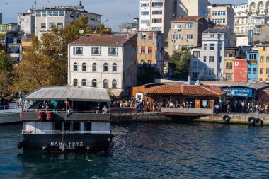 Feribot terminali Karaköy, Turyol Galata Köprüsü 'nün yanında Boğaz' ı geçmenin en hızlı yolu.