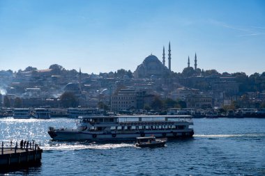 İstanbul şehri İstanbul Boğazı 'ndaki Su Taşımacılığını gösteriyor.