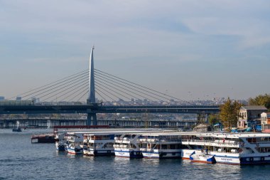Karaky Pier feribotu Beyolu 'daki Golden Horn' a iniyor, Rhtm Bulvarı boyunca, Galata Köprüsü 'nün doğusunda, Azapkap, Fermeneciler CD' si, Karaky Turyol rıhtımında.