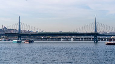 Altın Boynuz Köprüsü, Hali Metro Kprs. Golden Horn İstanbul 'un ana su yolu ve İstanbul Boğazı' nın ana körfezi.