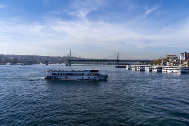 Altın Boynuz Köprüsü, Hali Metro Kprs. Golden Horn İstanbul 'un ana su yolu ve İstanbul Boğazı' nın ana körfezi.