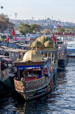 Tarihsel Eminonu Balık Ekmek Restoranları, Tarihi Eminn Balk Ekmek, diğer yerel atıştırmalıklar canlı, deniz manzaralı bir ileri karakola dağıtıldı..