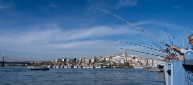 Balıkçı Galata Köprüsü 'nde balık tutuyor. Her gün kalabalık bir köprü kenarı. Balıkçılarla dolu..