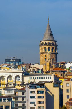 Gündüzleri Eminun Limanı 'nda Galata kulesi. İstanbul 'un bir kısmının şehir manzarası.